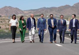 Moreno Bonilla, junto a autoridades provinciales, en el tramo recién inaugurado.