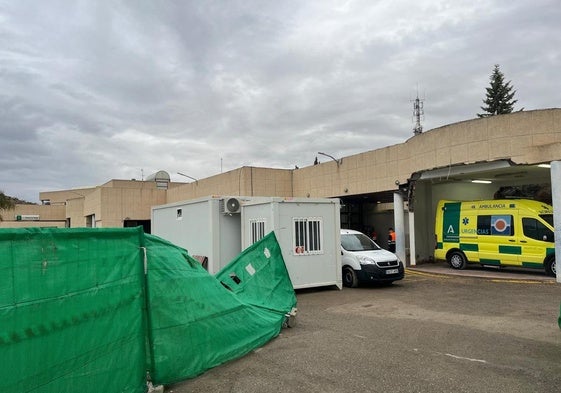 El PSOE afea la dejadez del centro de salud.