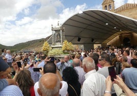 Miles de devotos acompañan a 'La Pequeñica' en su día grande