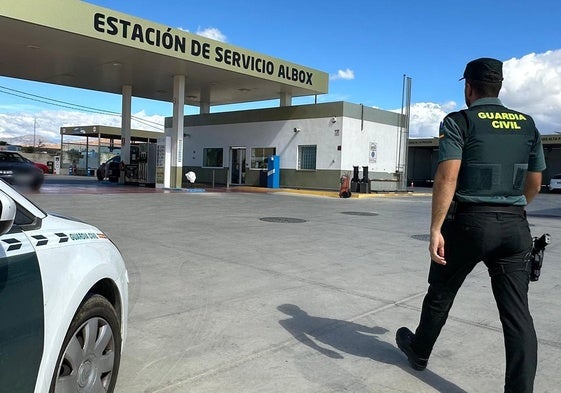 Un agente de Guardia Civil en la gasolinera de Albox.