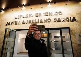 Javier Aureliano García, frente al espacio escénico que lleva su nombre en Fines.