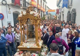 Llegada multitudinaria de la Virgen al Barrio de San Antonio, el más antiguo del municipio.