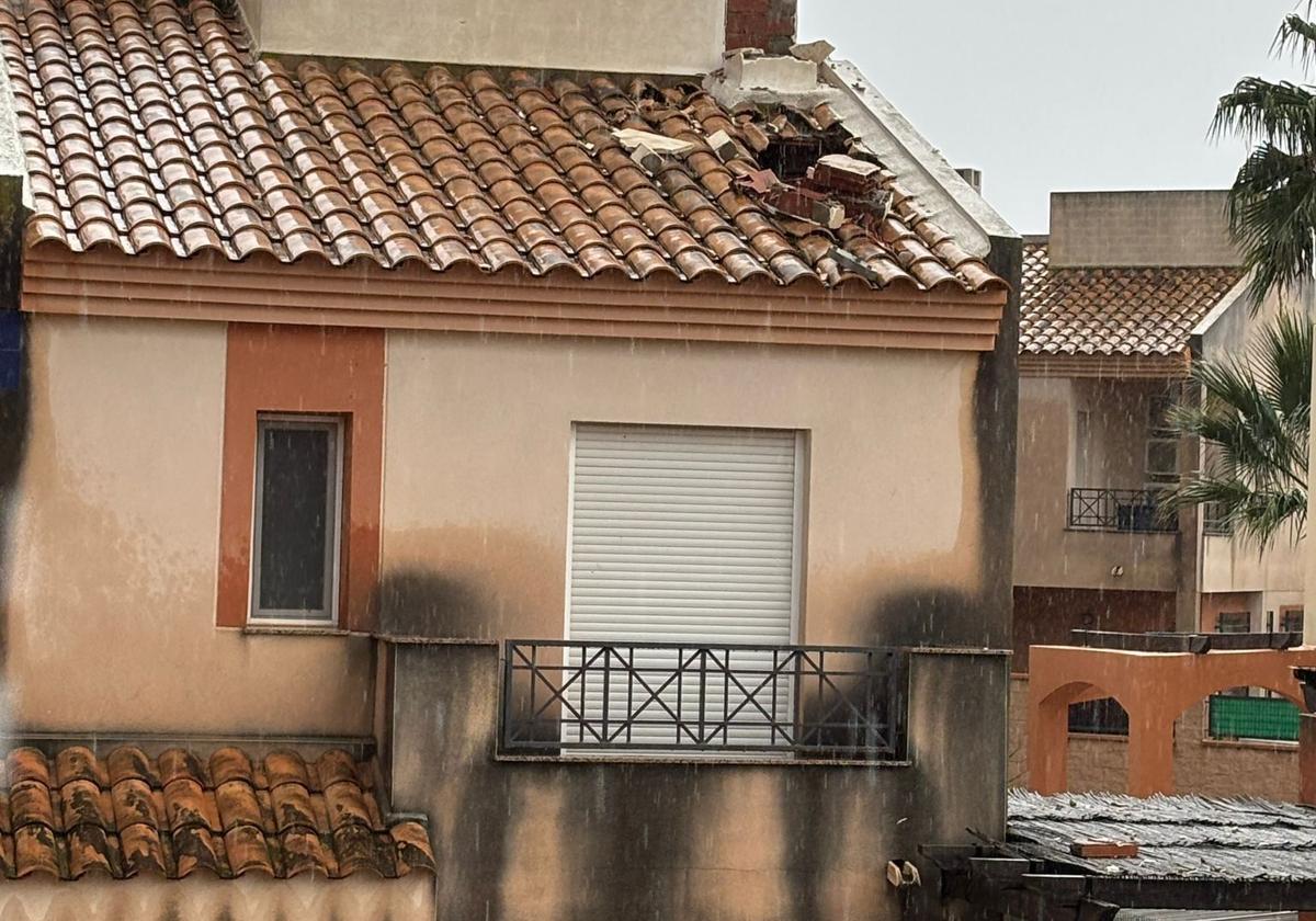 Estado de la fachada tras el impacto del rayo en una vivienda.