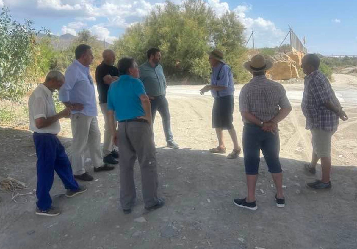 Los socialistas durante su visita al Río Almanzora junto a vecinos.