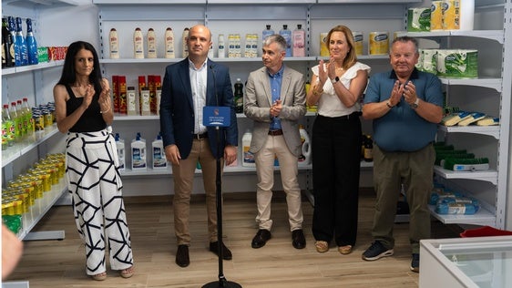 Un poco de todo, en la única tienda de Cóbdar