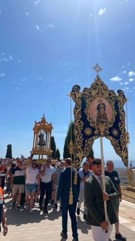 Imagen secundaria 2 - Cientos de devotos caminan hasta el Santuario del Saliente en una Romería histórica y emotiva