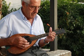 Siempre juntos, ‘Rafalito y su mandolina’, una vida amenizada por su banda sonora