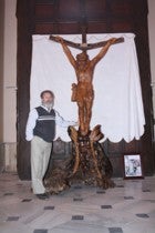 El cantoriano Diego Simón expone en la iglesia local su obra 'El Cristo de la Merced' tallada en madera de olivo de una sola pieza