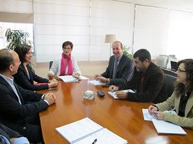 La Junta de Andalucía y los empresarios del mármol revisan sus acciones conjuntas para desarrollar y fortalecer el sector