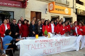 Alumnas de un taller de empleo de atención geriátrica miden la tensión y el azúcar a los vecinos de Albox