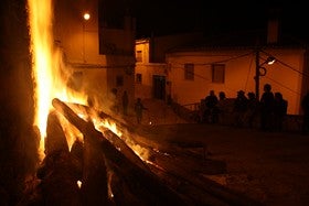 Unas 40 lumbres iluminaron las calles para celebrar la Santa Lucía en Serón