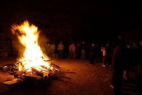 Casi un centenar de personas se reúnen en torno a la hoguera de Santa Lucía en Oria