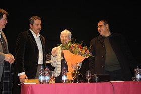 Remedios Martínez Anaya traslada el absurdo de la violencia con su novela 'Azul y rojo'