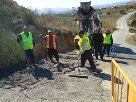 El Ayuntamiento de Albox arregla las cunetas del camino de La Hortichuela y mejora las fuentes Seca y del Madroño, gracias al PFEA