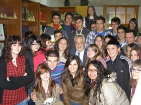 El presidente de la Junta con los corresponsales juveniles de Purchena