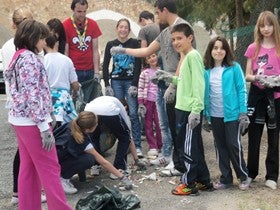 Jóvenes de Albox participan en un taller de reciclaje, limpian parajes y visitan el geriátrico
