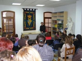 Pablo Albo, autor y cuentacuentos, fascinó a los lectores en la Biblioteca de Purchena