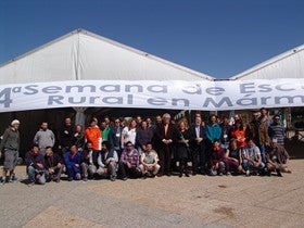 Los 45 jóvenes artistas participantes en la IV Semana de Escultura Rural comienzan hoy a tallar sus obras
