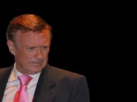 Ginés Mirón deleitó con su amplio repertorio de coplas a los numerosos asistentes al concierto que dio en el salón de actos del Ayuntamiento de Albox