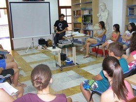 Jóvenes de Purchena visitan la exposición “Plastic Remix” del Instituto Andaluz de la Juventud en Almería