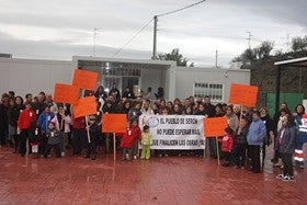 Concentración en el patio del colegio de Serón para exigir la terminación inmediata del nuevo centro escolar