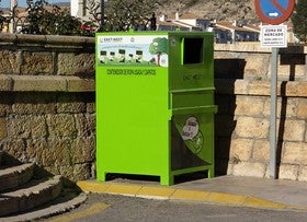 East-West recoge en los ochos contenedores ubicados en Albox un total de 13.736 kilos de ropa usada durante el año 2012