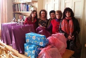 Las concejalas de Albox entregan a la Casa de Acogida de Almería regalos solidarios