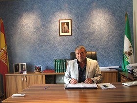 El alcalde de Fines denuncia que “la Consejera de Educación no tiene ni idea de cómo funciona la Escuela del Mármol”