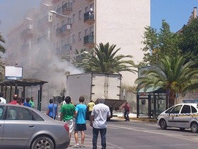 Camión ardiendo de repente en la avenida principal de Olula del Río