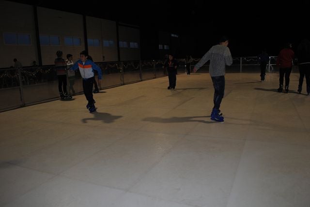 Puesta en marcha de la pista de patinaje en la nave polivalente de Olula del Río
