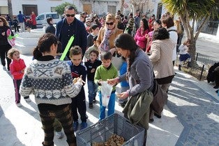 Los más pequeños de Olula del Río participan en el Taller de amasado y horneado de pan para sus patronos