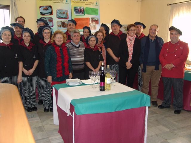 Desempleados de Albanchez se convierten en cocineros y camareros con un taller de empleo