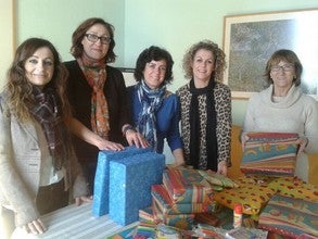 La casa de acogida de Almería recibe los regalos que el Consistorio de Albox compró con la recaudación del mercadillo solidario