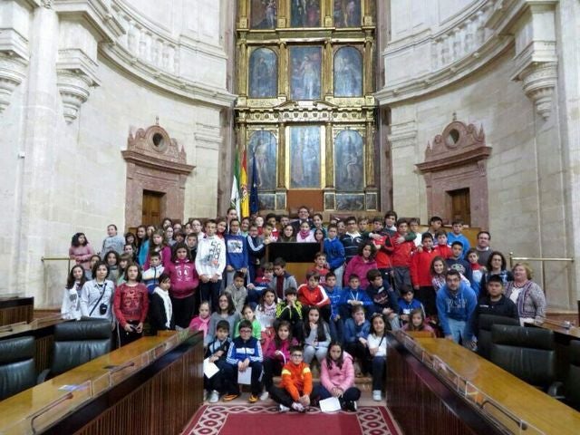 Casi un centenar de alumnos del CEIP Velázquez de Albox conocen el Parlamento andaluz por el Día de Andalucía