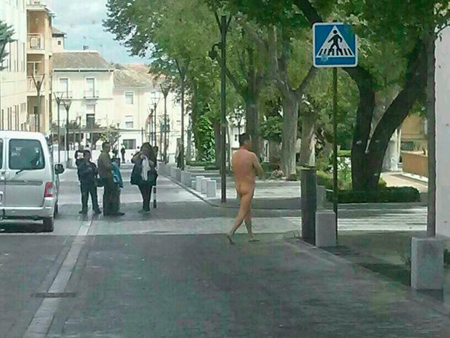Detenido un hombre por desnudarse en plena calle de Baza