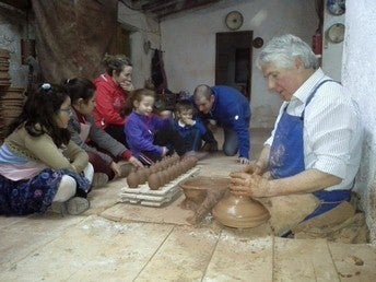 Alfarería Los Puntas de Albox «montan» el Belén por Navidad