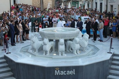 Macael luce la segunda réplica de la Fuente de los Leones de la Alhambra de Granada