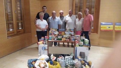 Británicos de la iglesia de Los Llanos del Peral entregan decenas de kilos de comida para las familias necesitadas de Zurgena