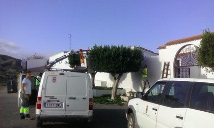 Pintado y embellecimiento del cementerio de Zurgena para el Día de Todos los Santos