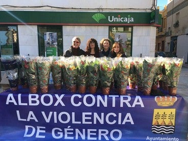 Los pascueros solidarios del Centro de Información a la Mujer de Albox logran recaudar más de 500 euros para la Casa de Acogida de Almería