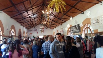 Cientos de personas convierten en un éxito el primer Mercado Navideño de Zurgena con comercios locales