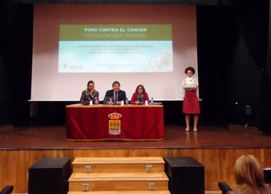 Un centenar de personas siguen en Albox la mesa redonda y el Foro Anual Contra el Cáncer
