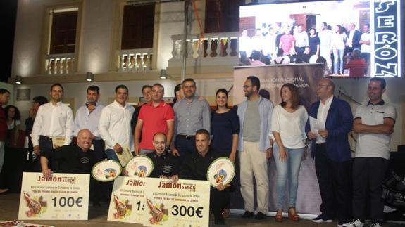 El murciano Abrahan Cambres, el mejor cortador nacional de jamón en Serón