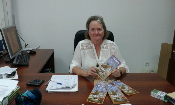 La concejala de Turismo, Maura Hillen, en su despacho mostrando la encuadernación.