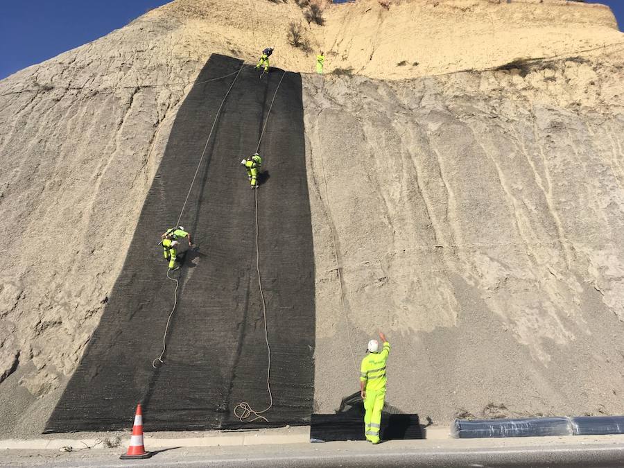 La Junta mejora la estabilidad de un talud de la A-334 en Olula del Río