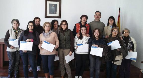 Quince mujeres de Suflí asisten al Taller de Pintura Carmen de Burgos