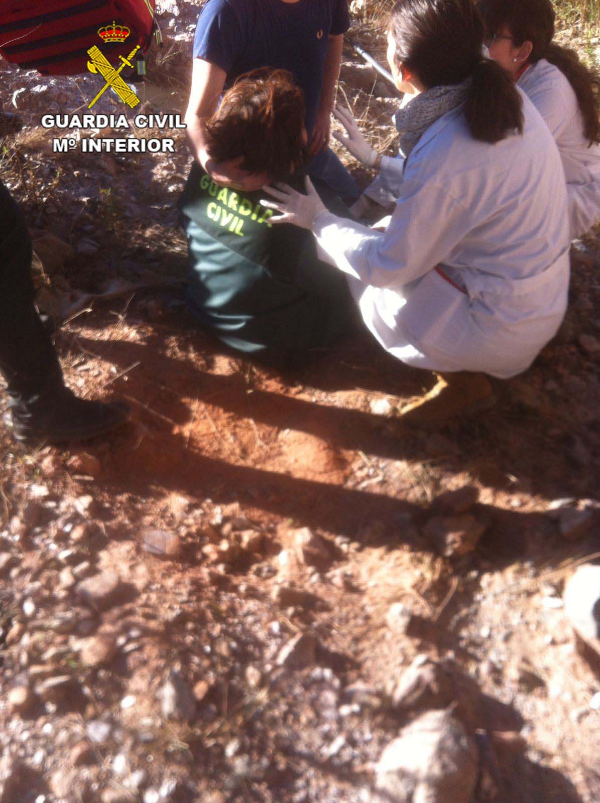 Auxilian a una mujer que permaneció a la intemperie 36 horas tras caer por un talud