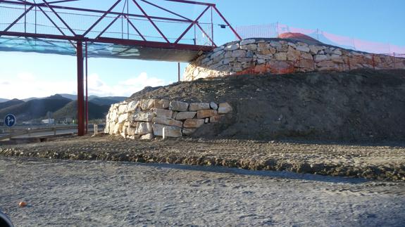 Pasarela recién instalada en la Vía Verde entre los municipios de Olula del Río y Fines..