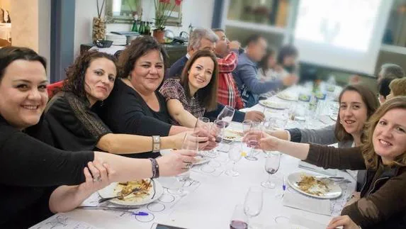 Guadalinfo y Ayuntamiento de Tíjola congregan a más de 50 personas en un taller de cata de vinos internacionales