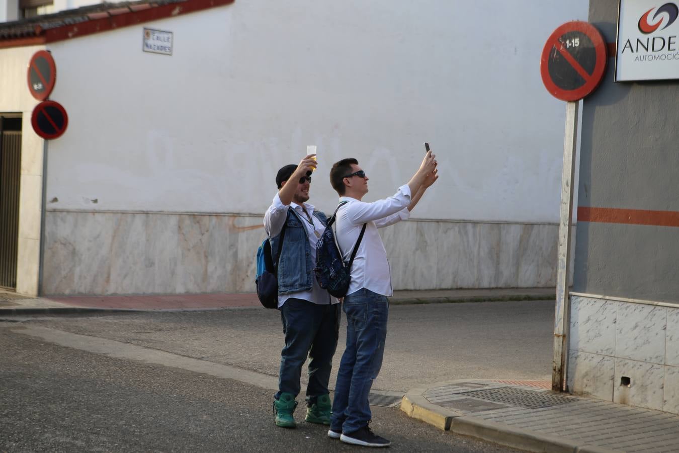 El punto de partida es la calle Alhamar. El recorrido es largo, pero son horas de fiesta y de convivencia hasta llegar al momento álgido, el encuentro con la Virgen de la Cabeza